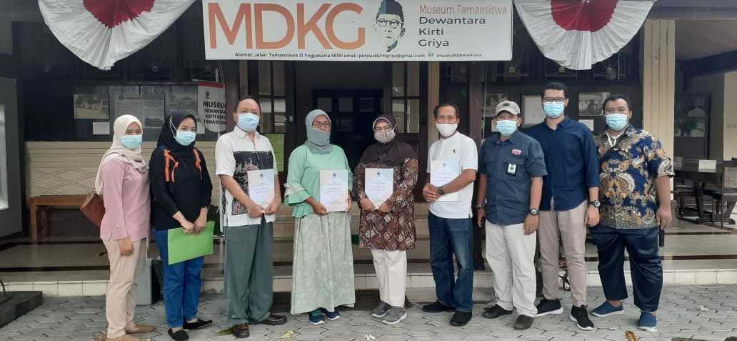 Serah terima barang hibah dari Badan Informasi Geospasial untuk Museum Dewantara Kirti Griya 