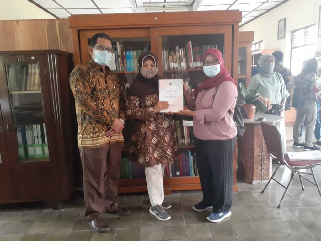 kanan ke kiri : Rahayu Tirza Riani, Nyi Sri Muryani, Ki. R. Bambang Widodo 